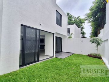 Venta de Moderna Casa en Privada Cerca Walmart Avila Camacho