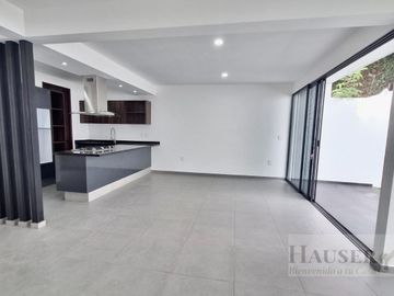 Venta de Moderna Casa en Privada Cerca Walmart Avila Camacho