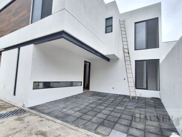 Venta de Moderna Casa en Privada Cerca Walmart Avila Camacho