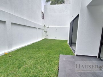 Venta de Moderna Casa en Privada Cerca Walmart Avila Camacho
