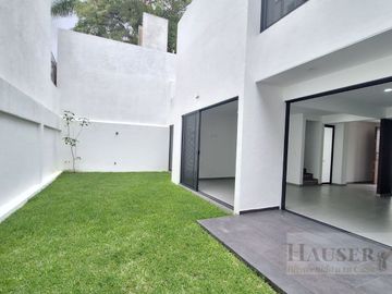 Venta de Moderna Casa en Privada Cerca Walmart Avila Camacho