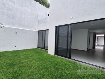 Venta de Moderna Casa en Privada Cerca Walmart Avila Camacho