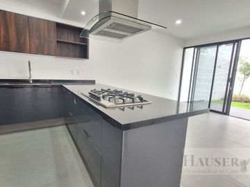 Venta de Moderna Casa en Privada Cerca Walmart Avila Camacho