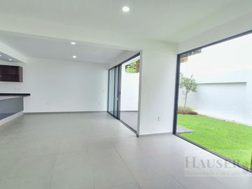 Venta de Moderna Casa en Privada Cerca Walmart Avila Camacho