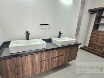 Venta de Moderna Casa en Privada Cerca Walmart Avila Camacho