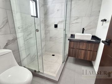 Venta de Moderna Casa en Privada Cerca Walmart Avila Camacho