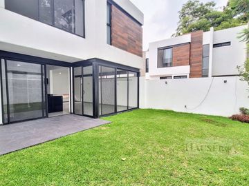 Venta de Moderna Casa en Privada Cerca Walmart Avila Camacho