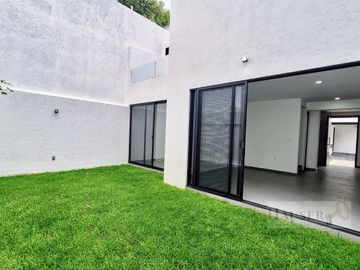 Venta de Moderna Casa en Privada Cerca Walmart Avila Camacho