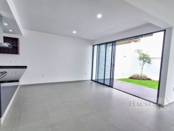 Venta de Moderna Casa en Privada Cerca Walmart Avila Camacho