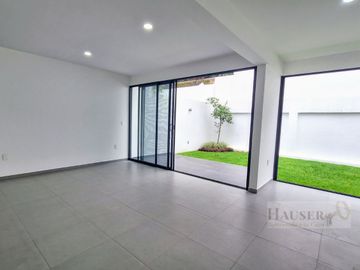 Venta de Moderna Casa en Privada Cerca Walmart Avila Camacho