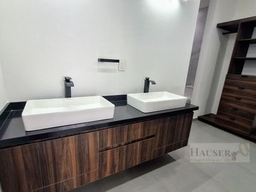Venta de Moderna Casa en Privada Cerca Walmart Avila Camacho