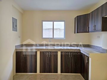 Venta de Casa Esquinera de 2 plantas, 3 dormitorios, cada uno con baño. Urbanización La Gran Vittoria Km 2 Vía La Aurora - Salitre.