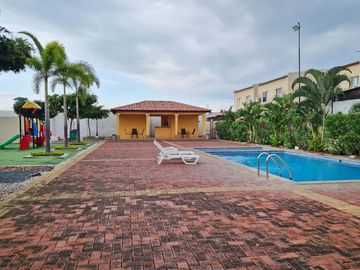 Venta de Casa Esquinera de 2 plantas, 3 dormitorios, cada uno con baño. Urbanización La Gran Vittoria Km 2 Vía La Aurora - Salitre.