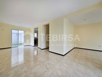Venta de Casa Esquinera de 2 plantas, 3 dormitorios, cada uno con baño. Urbanización La Gran Vittoria Km 2 Vía La Aurora - Salitre.