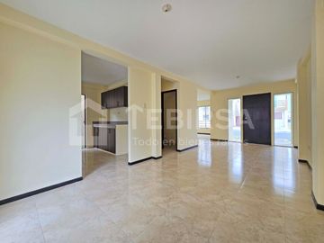 Venta de Casa Esquinera de 2 plantas, 3 dormitorios, cada uno con baño. Urbanización La Gran Vittoria Km 2 Vía La Aurora - Salitre.