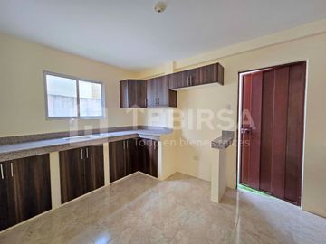 Venta de Casa Esquinera de 2 plantas, 3 dormitorios, cada uno con baño. Urbanización La Gran Vittoria Km 2 Vía La Aurora - Salitre.