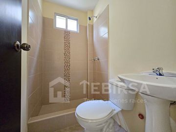 Venta de Casa Esquinera de 2 plantas, 3 dormitorios, cada uno con baño. Urbanización La Gran Vittoria Km 2 Vía La Aurora - Salitre.