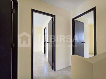 Venta de Casa Esquinera de 2 plantas, 3 dormitorios, cada uno con baño. Urbanización La Gran Vittoria Km 2 Vía La Aurora - Salitre.
