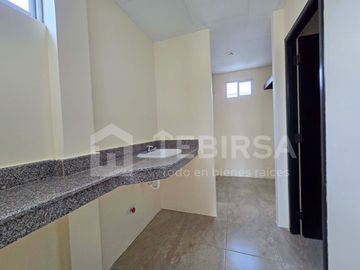 Venta de Casa Esquinera de 2 plantas, 3 dormitorios, cada uno con baño. Urbanización La Gran Vittoria Km 2 Vía La Aurora - Salitre.
