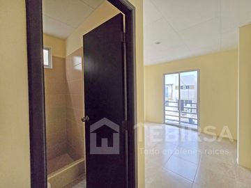 Venta de Casa Esquinera de 2 plantas, 3 dormitorios, cada uno con baño. Urbanización La Gran Vittoria Km 2 Vía La Aurora - Salitre.