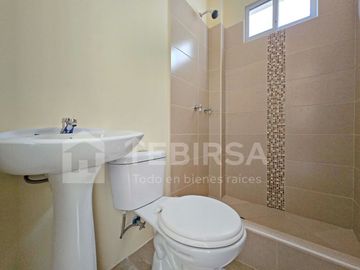 Venta de Casa Esquinera de 2 plantas, 3 dormitorios, cada uno con baño. Urbanización La Gran Vittoria Km 2 Vía La Aurora - Salitre.