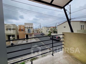Venta de Casa Esquinera de 2 plantas, 3 dormitorios, cada uno con baño. Urbanización La Gran Vittoria Km 2 Vía La Aurora - Salitre.