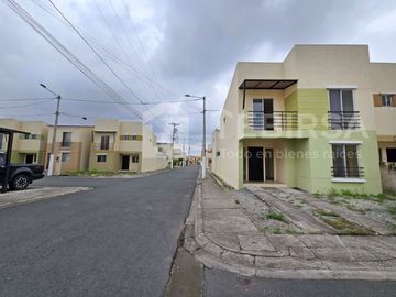 Venta de Casa Esquinera de 2 plantas, 3 dormitorios, cada uno con baño. Urbanización La Gran Vittoria Km 2 Vía La Aurora - Salitre.