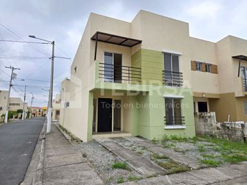 Venta de Casa Esquinera de 2 plantas, 3 dormitorios, cada uno con baño. Urbanización La Gran Vittoria Km 2 Vía La Aurora - Salitre.