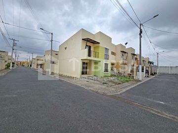 Venta de Casa Esquinera de 2 plantas, 3 dormitorios, cada uno con baño. Urbanización La Gran Vittoria Km 2 Vía La Aurora - Salitre.