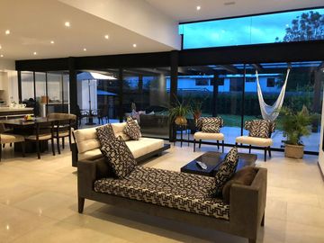 LOS CHILLOS, estrene propiedad de lujo con piscina, 1000m2 terreno y 386m2 construcción