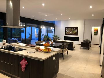 LOS CHILLOS, estrene propiedad de lujo con piscina, 1000m2 terreno y 386m2 construcción