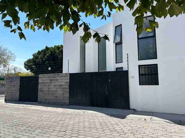 OFICINA EN RENTA DENTRO DE CONJUNTO DE OFICINAS EN LA JOYA