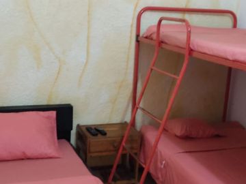 Venta de casa de 3 niveles con piscina en Melgar – Barrio Sicomoro