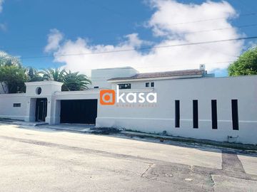 Quinta en Venta en Residencial Bugambilias, Carretera Nacional.
