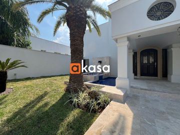 Quinta en Venta en Residencial Bugambilias, Carretera Nacional.
