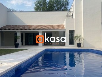 Quinta en Venta en Residencial Bugambilias, Carretera Nacional.