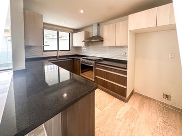 Venta de Casa condominio en la del Valle con roof y terraza privado
