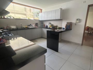 SAN ISIDRO HERMOSA CASA CON JARDIN