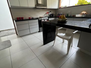 SAN ISIDRO HERMOSA CASA CON JARDIN