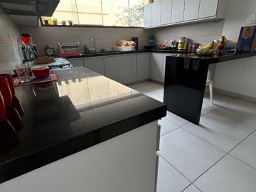 SAN ISIDRO HERMOSA CASA CON JARDIN