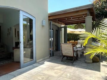 VENDO LINDA Y EXCLUSIVA CASA EN LA ENCANTADA DE VILLA - CONDOMINIO - 4 DORMITORIOS - TERRAZA - JARDÍN - 2 COCHERAS