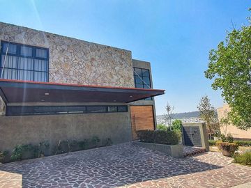 250.69 m² de terreno | 357 m² de construcción | 3 recámaras | 3.5 baños | Vista espectacular