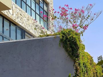 250.69 m² de terreno | 357 m² de construcción | 3 recámaras | 3.5 baños | Vista espectacular