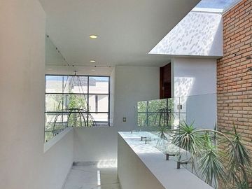 250.69 m² de terreno | 357 m² de construcción | 3 recámaras | 3.5 baños | Vista espectacular