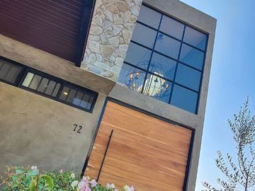 250.69 m² de terreno | 357 m² de construcción | 3 recámaras | 3.5 baños | Vista espectacular