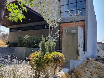 250.69 m² de terreno | 357 m² de construcción | 3 recámaras | 3.5 baños | Vista espectacular