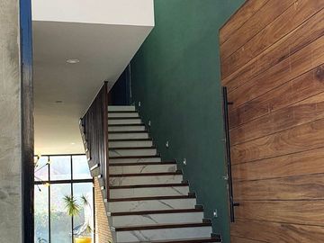 250.69 m² de terreno | 357 m² de construcción | 3 recámaras | 3.5 baños | Vista espectacular