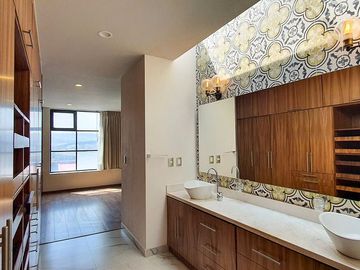 250.69 m² de terreno | 357 m² de construcción | 3 recámaras | 3.5 baños | Vista espectacular