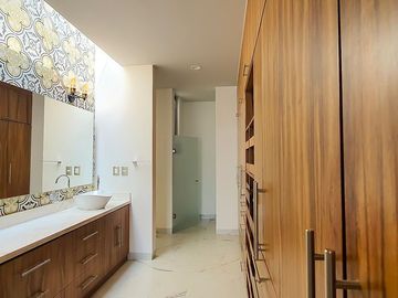 250.69 m² de terreno | 357 m² de construcción | 3 recámaras | 3.5 baños | Vista espectacular
