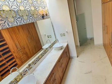 250.69 m² de terreno | 357 m² de construcción | 3 recámaras | 3.5 baños | Vista espectacular